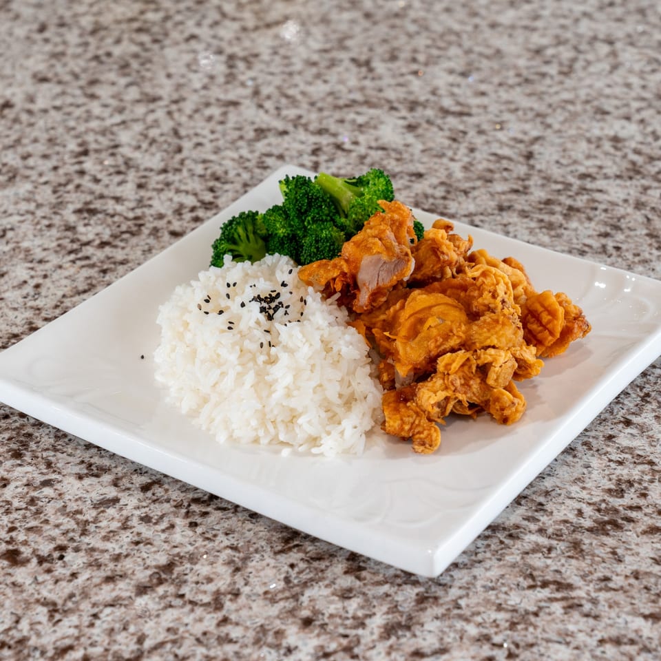 Crispy chicken with rice and broccoli.