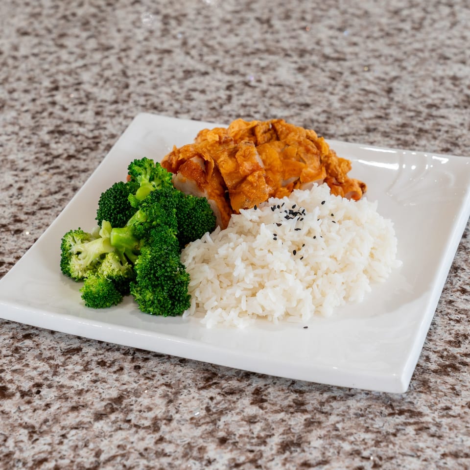Crispy chicken with steamed rice and broccoli.